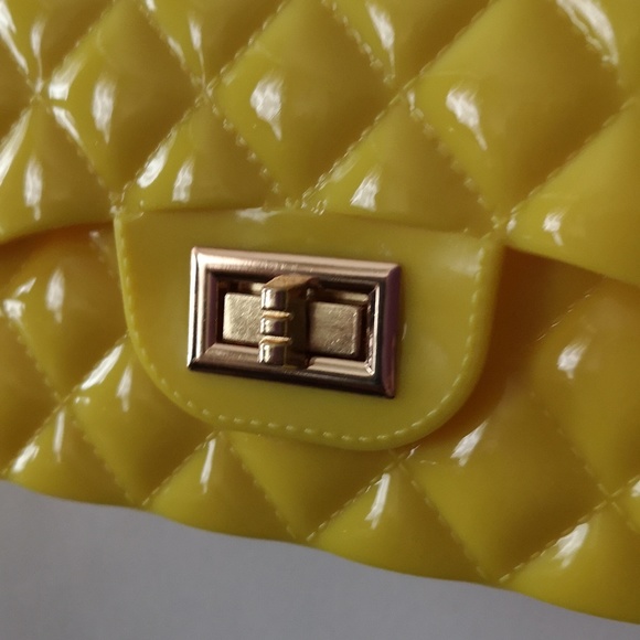 Fun Sunshine Yellow Jelly Quilted Puff Shoulder Bag Purse Latch Close Gold Chain - Picture 3 of 6